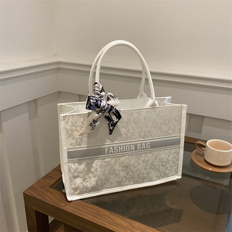 Embroidery On Leather - Bolso Tote de Lujo Elegante para