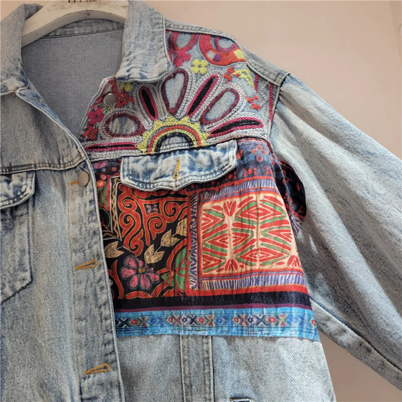 Embroidery Jeans - Chaqueta vaquera empalmada con bordado azul