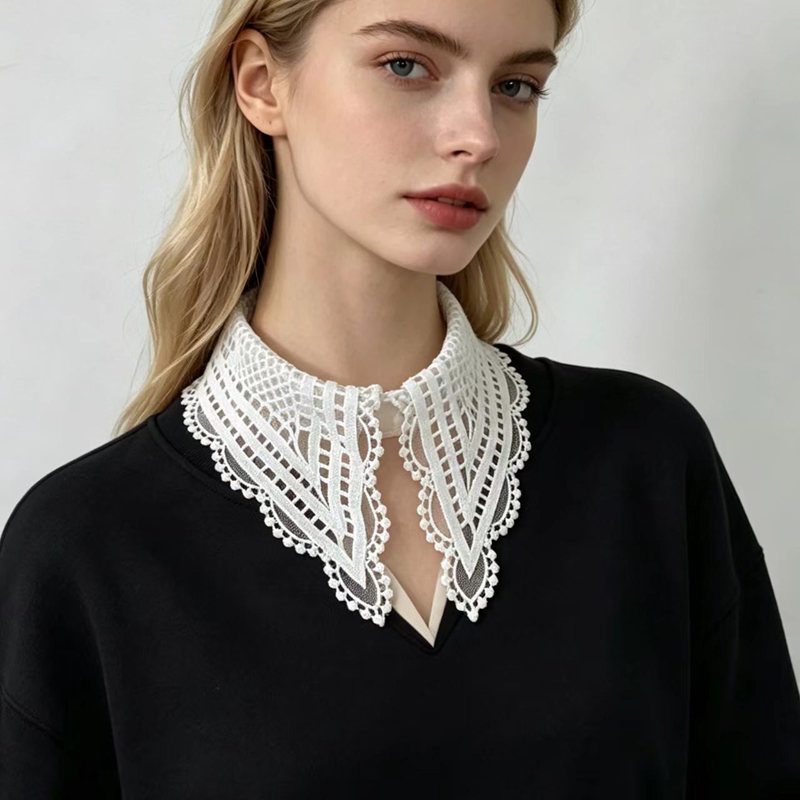 Embroidery A - Cuello Falso Blanco con Volantes para