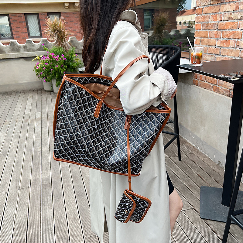 Bolsos Tote Versátiles y Moder - Embroidery Class reseña y precio